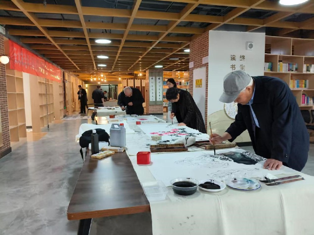 天水市老年書畫研究會來公司開展“五一”勞動節(jié) 送書畫進(jìn)企業(yè)活動